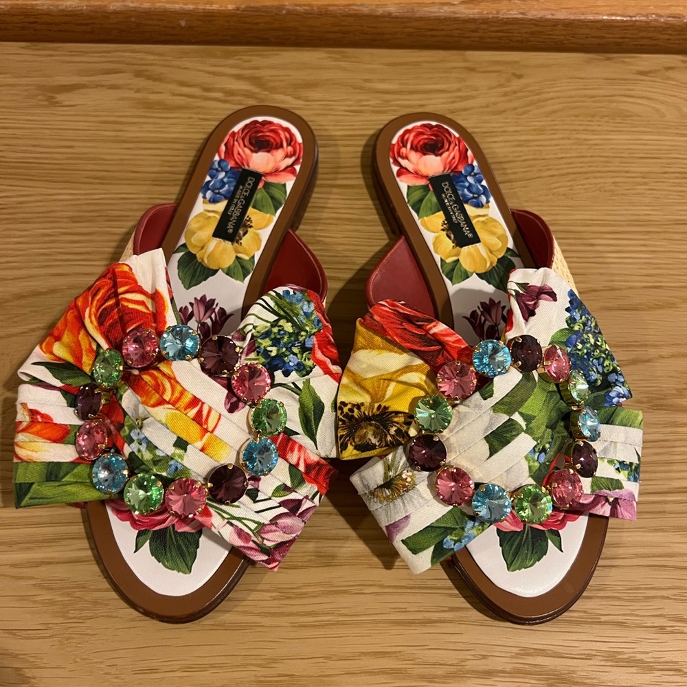 Dolce Gabbana Bianca
Abaya Crystal Embellished Slide floral embellished Sandals